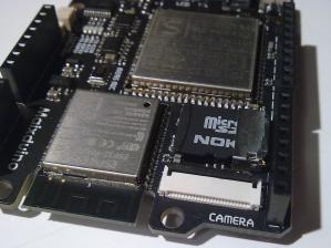 Установленная в слот карта памяти MicroSD