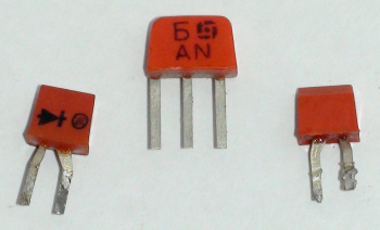 Кремниевые диоды на фоне транзистора кт315
