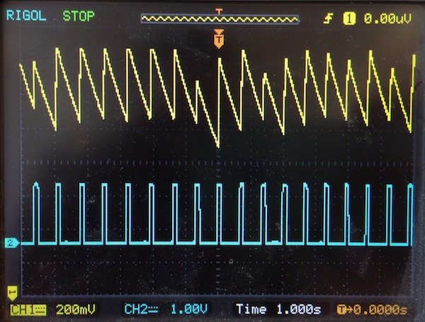 Выходное напряжение, изменяющееся во времени, в точках схемы COMP (CH1) и Pulse (CH2)