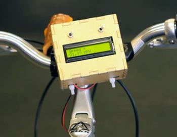 Велосипедный спидометр на руле велосипеда