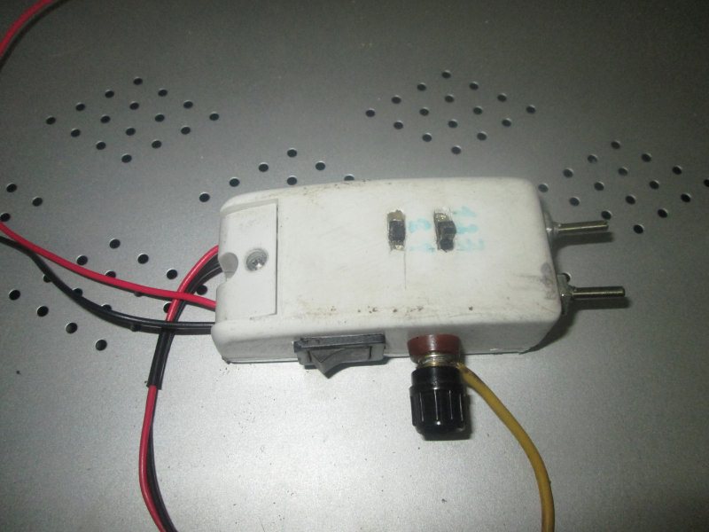 Генератор импульсов на NE555 с двумя подстроечными резисторами.