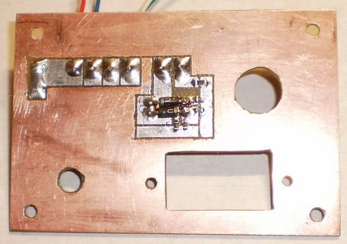 Размещение компонентов схемы индикатора на обратной стороне лицевой панели