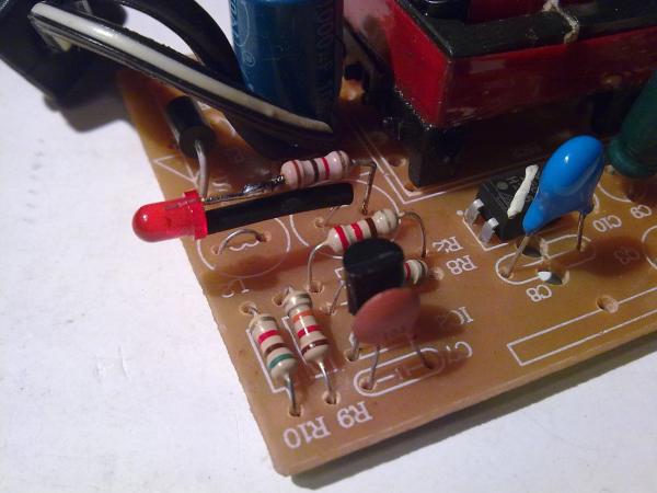 Установленные на плату индикаторный светодиод и токоограничивающий резистор