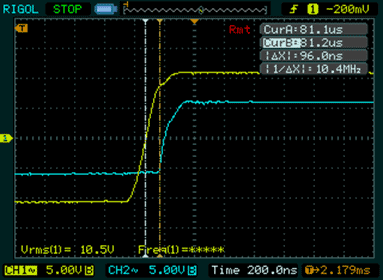 Задержка реакции на смену полярности сигнала на входе диф. каскада (выходе LM311) Желтым – выход LM311, голубым - сигнал на входе драйвера