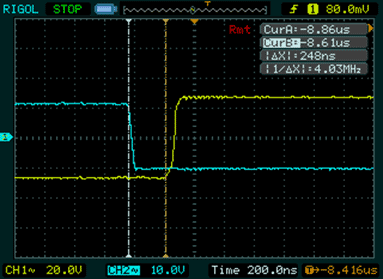 Общая задержка распространения сигнала. Голубым – выход компаратора, желтым – напряжение в средней точке ПТ