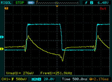 Напряжение датчика тока желтым (фильтр 10Мгц), напряжение средней точки ПТ  - голубым
