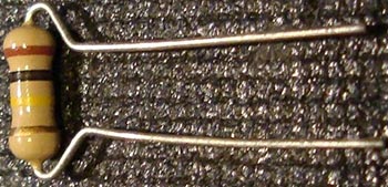Пример изгиба ножек резистора под отверстия в плате